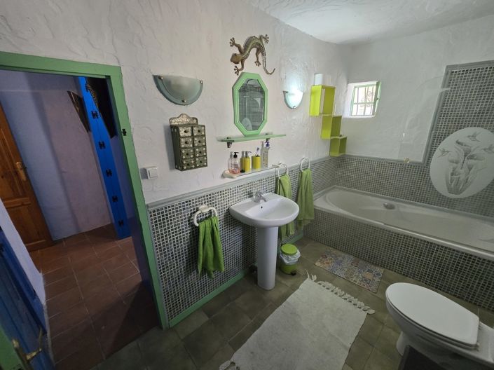 Image No.16-3 Bed Property for sale