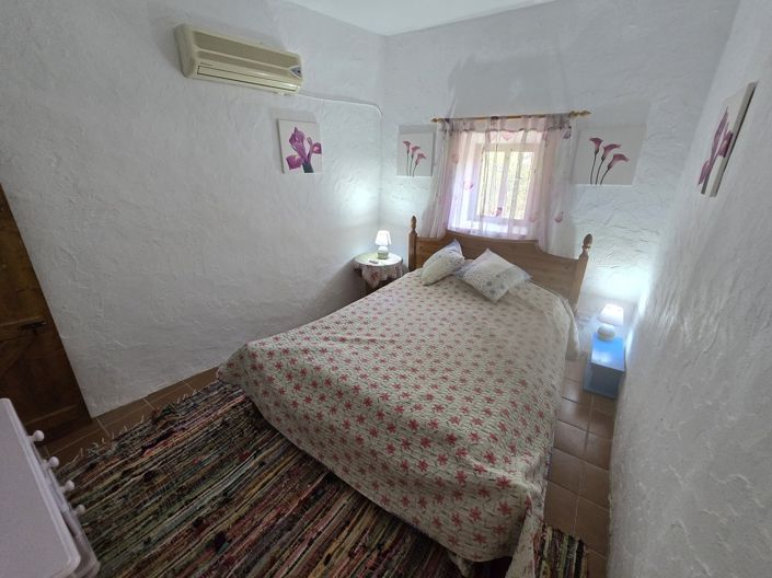 Image No.17-3 Bed Property for sale