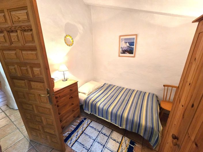 Image No.14-6 Bed Property for sale