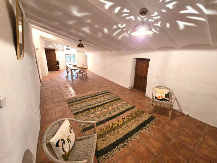 Image No.20-6 Bed Property for sale