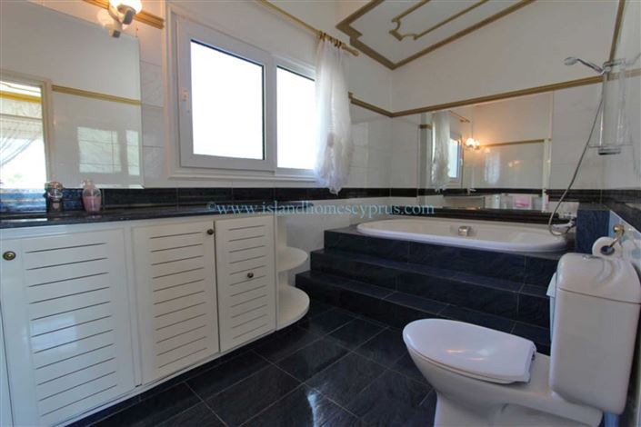 Image No.25-5 Bed Villa / Detached for sale