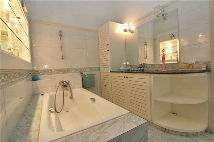 Image No.28-5 Bed Villa / Detached for sale