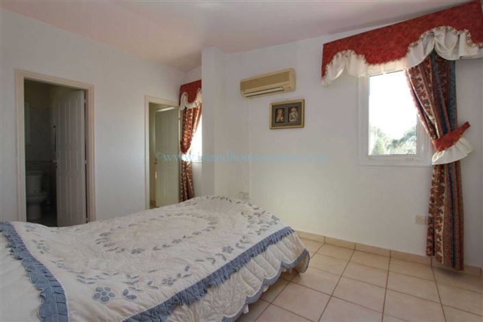 Image No.33-5 Bed Villa / Detached for sale