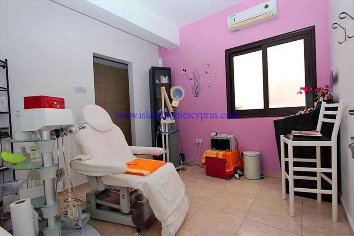 Image No.24-4 Bed Villa / Detached for sale