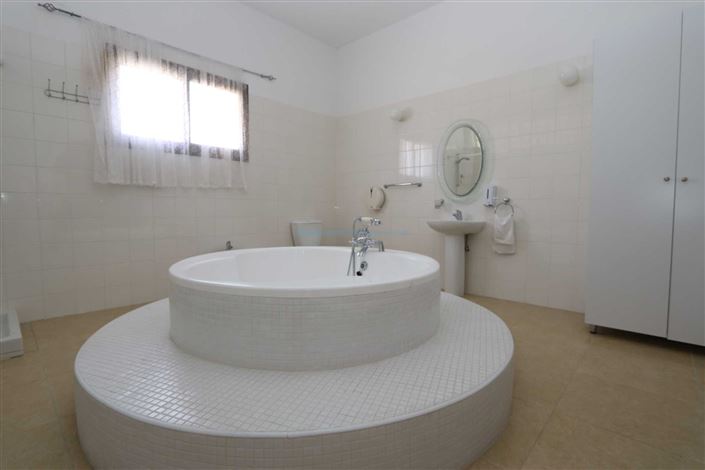 Image No.22-20 Bed Villa / Detached for sale