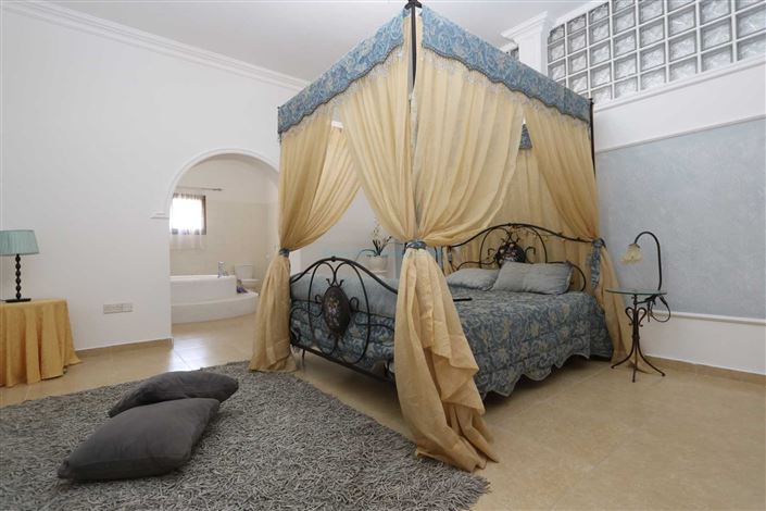 Image No.23-20 Bed Villa / Detached for sale