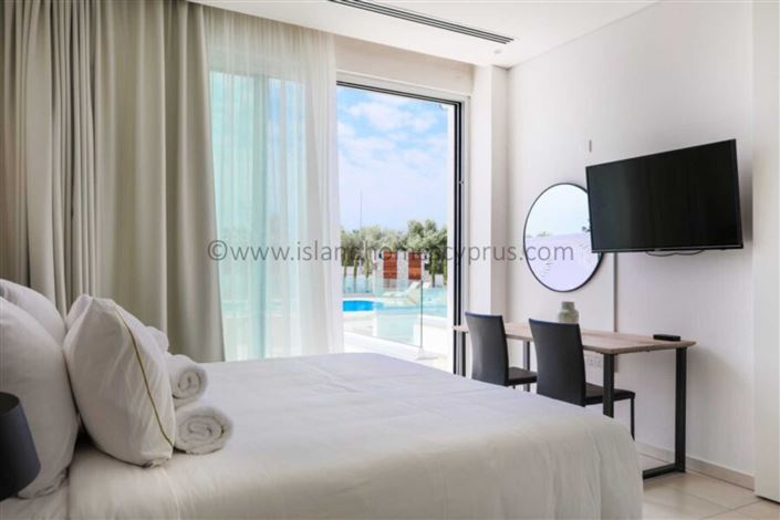 Image No.14-10 Bed Property for sale