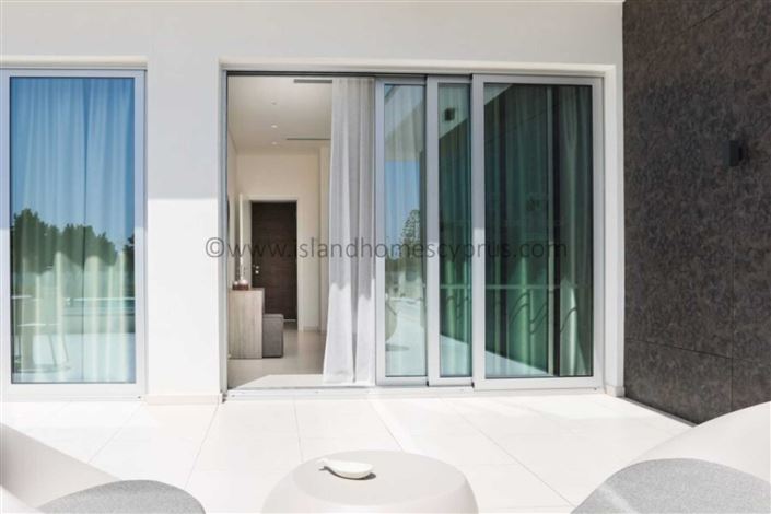 Image No.17-10 Bed Property for sale