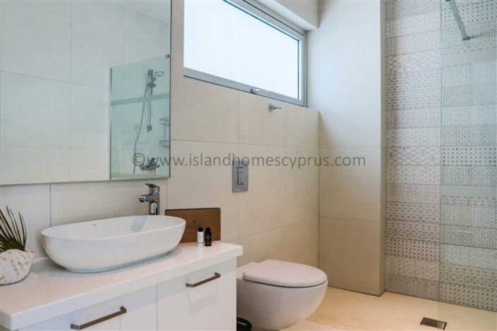 Image No.21-10 Bed Property for sale