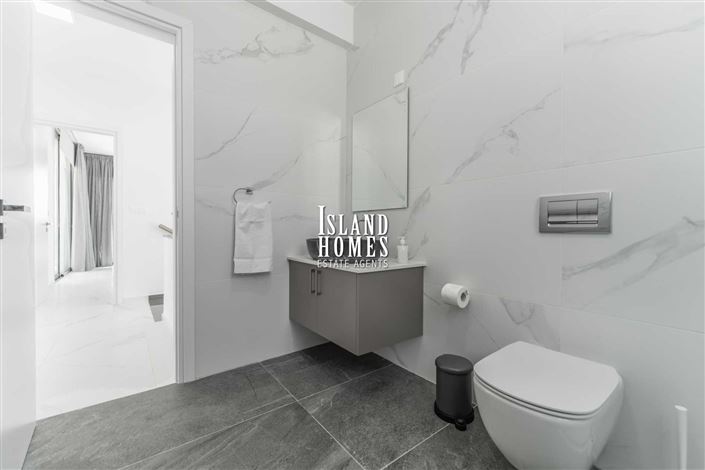 Image No.29-5 Bed Villa / Detached for sale