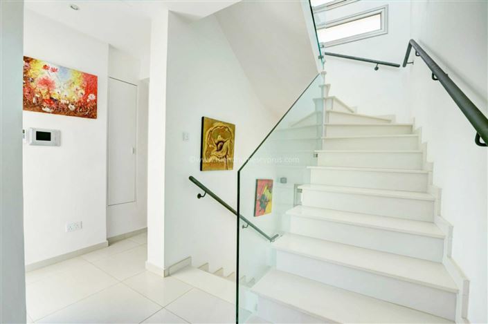 Image No.37-5 Bed Villa / Detached for sale