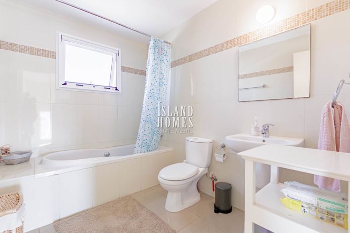 Image No.23-3 Bed Villa / Detached for sale