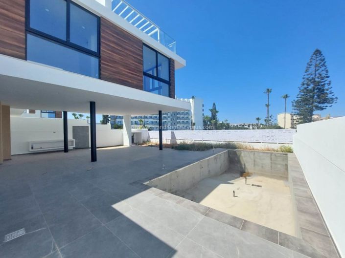 Image No.15-4 Bed Villa / Detached for sale