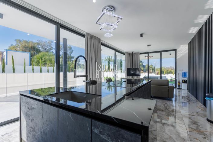 Image No.6-4 Bed Villa / Detached for sale