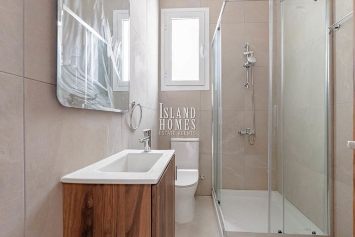 Image No.20-2 Bed Townhouse for sale