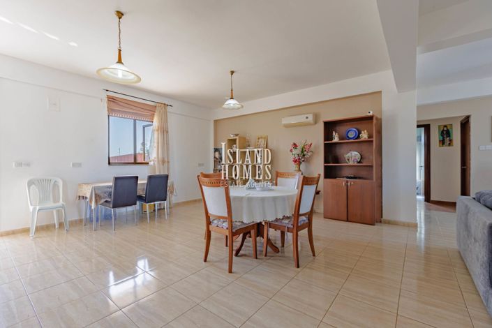 Image No.13-2 Bed Property for sale