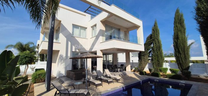 Image No.1-3 Bed Villa / Detached for sale