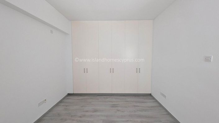 Image No.14-3 Bed Townhouse for sale