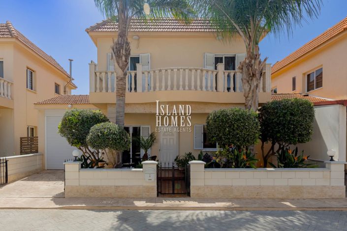 Image No.13-3 Bed Property for sale