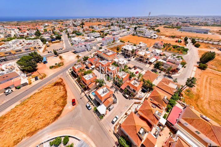 Image No.19-3 Bed Property for sale