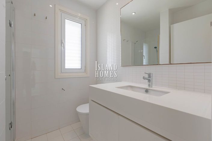 Image No.44-4 Bed Villa / Detached for sale