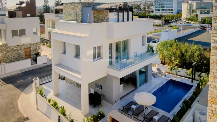 Image No.1-4 Bed Villa / Detached for sale