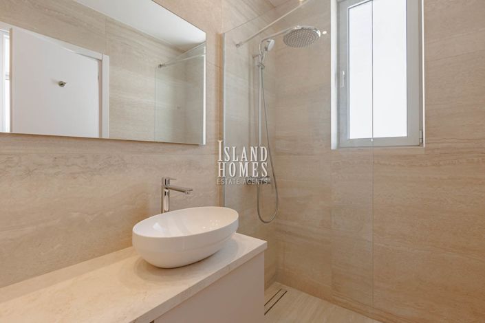 Image No.37-7 Bed Villa / Detached for sale