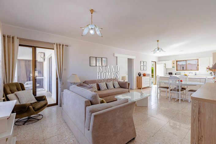 Image No.8-5 Bed House for sale