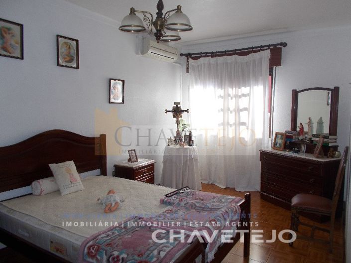 Image No.5-2 Bed House for sale