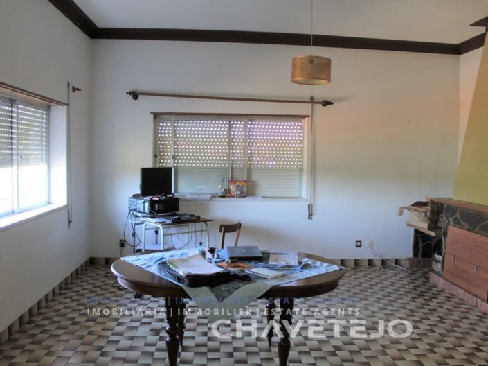 Image No.11-3 Bed Commercial for sale