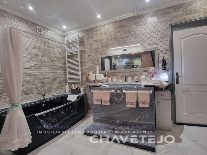 Image No.14-3 Bed House for sale