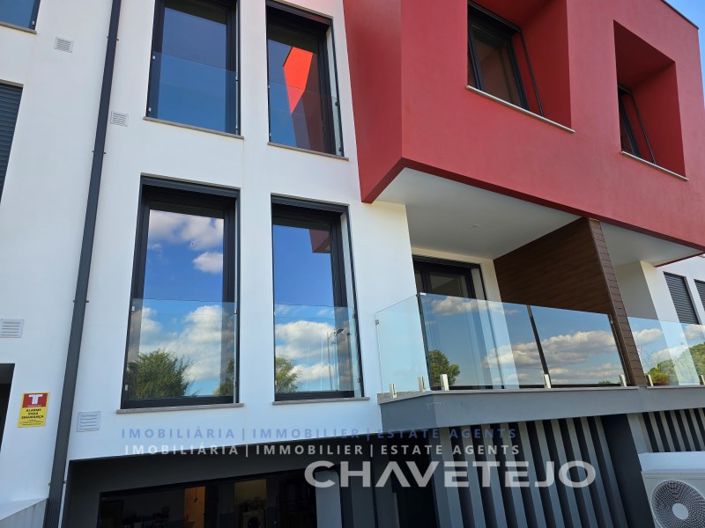 Image No.1-3 Bed House for sale