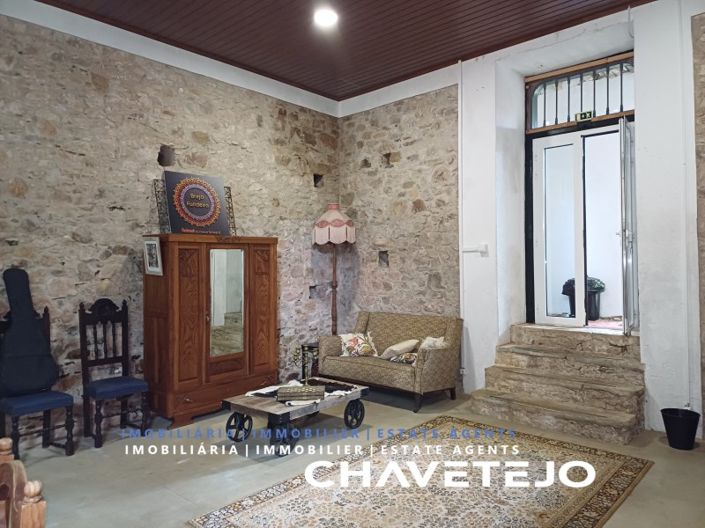 Image No.24-10 Bed Farmhouse for sale