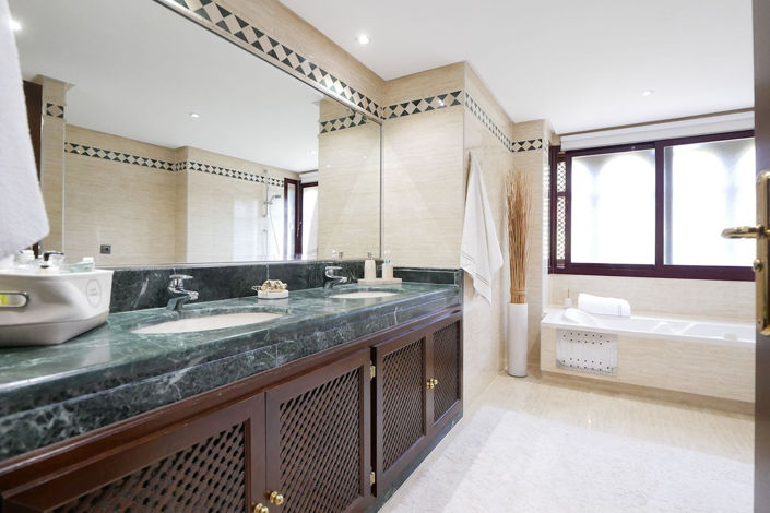 Image No.45-3 Bed Property for sale