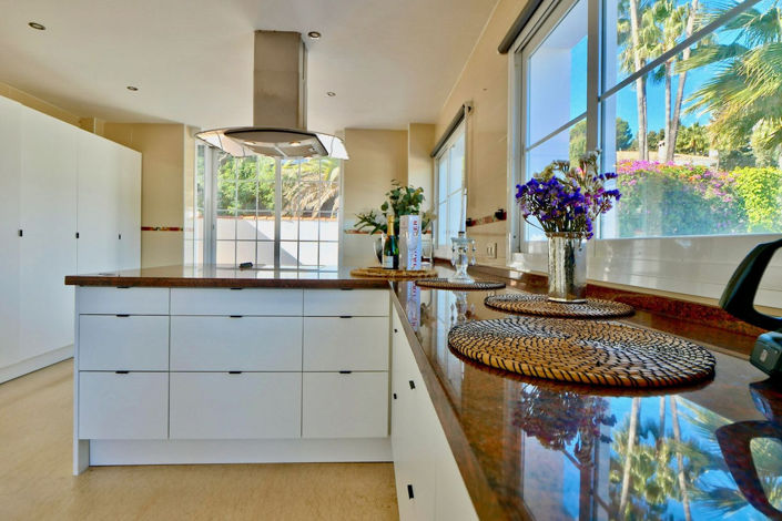 Image No.106-6 Bed Property for sale