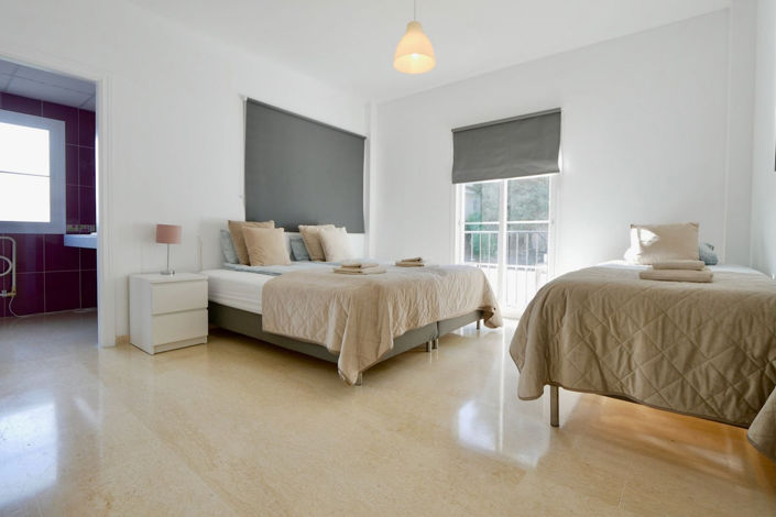 Image No.20-6 Bed Property for sale