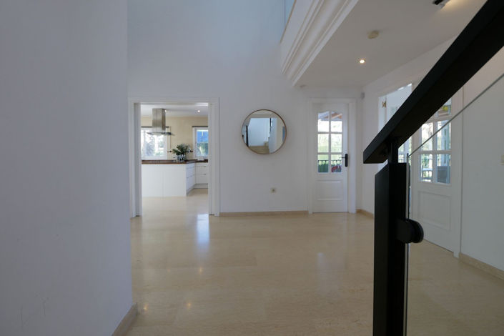 Image No.70-6 Bed Property for sale