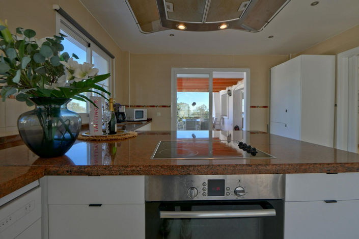 Image No.87-6 Bed Property for sale