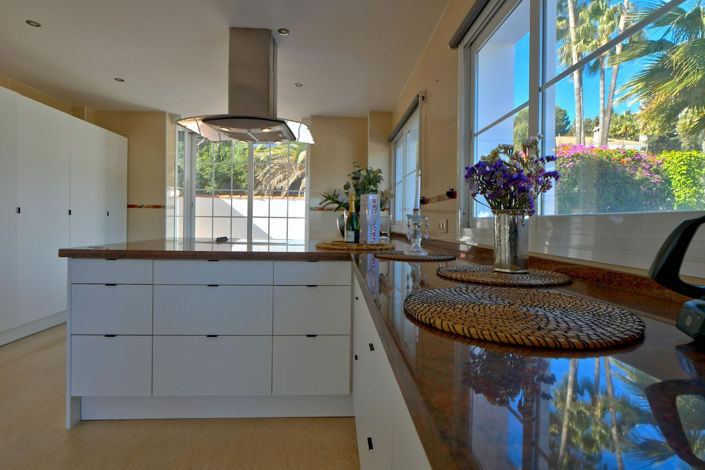 Image No.94-6 Bed Property for sale