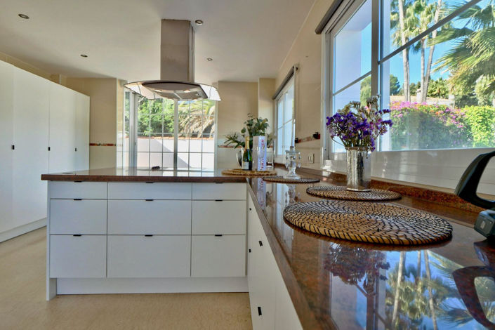 Image No.98-6 Bed Property for sale