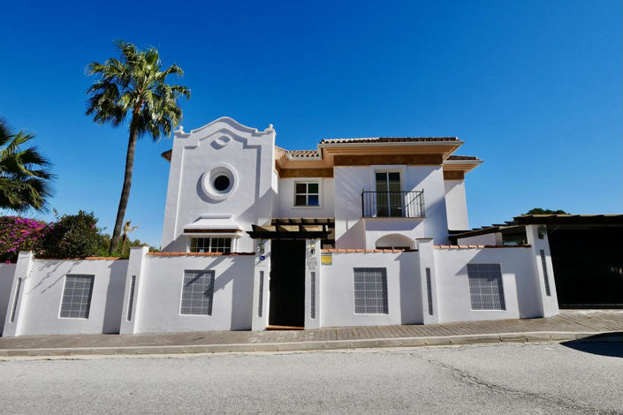 Image No.100-6 Bed Property for sale