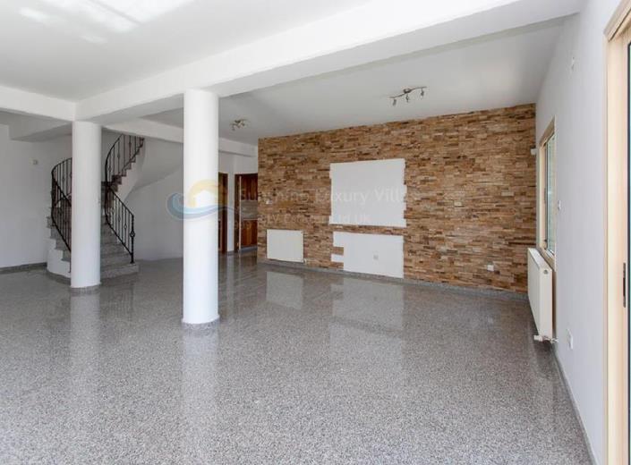 Image No.2-8 Bed Commercial for sale