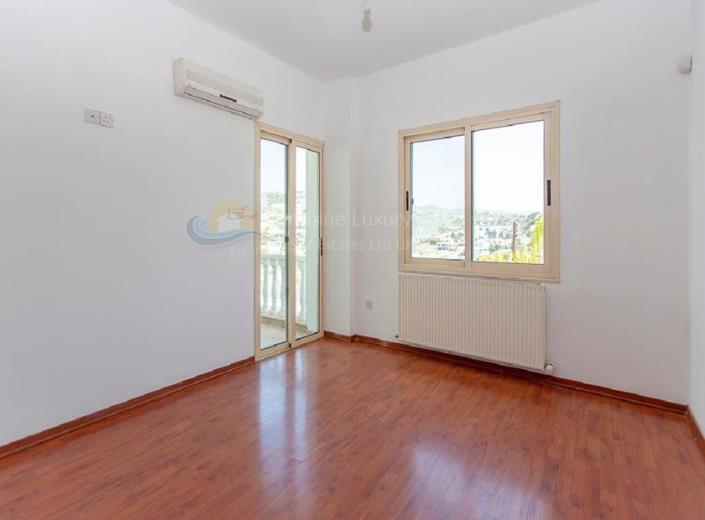 Image No.7-8 Bed Commercial for sale