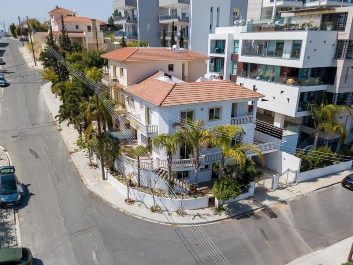 Image No.1-8 Bed Commercial for sale