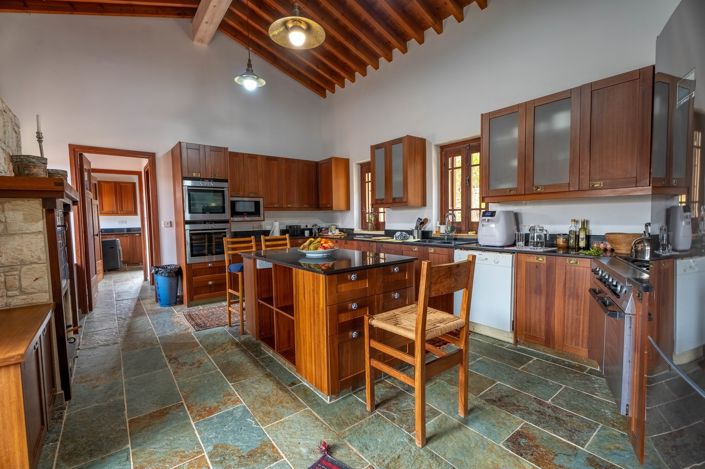 Image No.10-7 Bed Property for sale