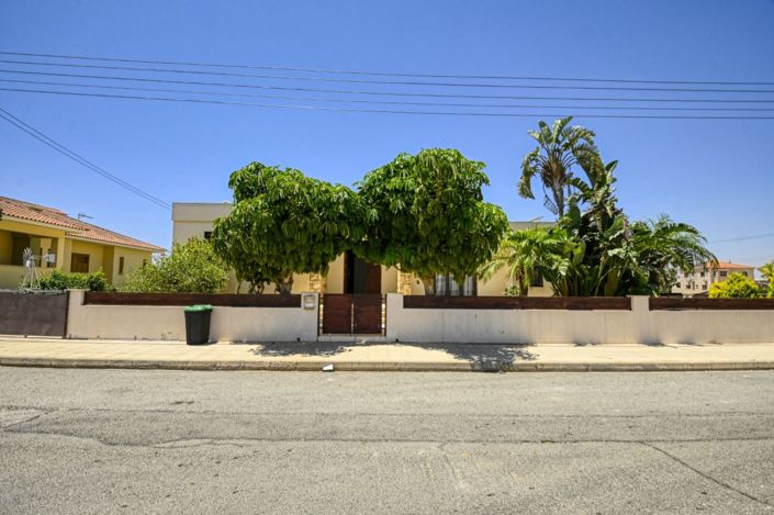 Image No.1-6 Bed Bungalow for sale