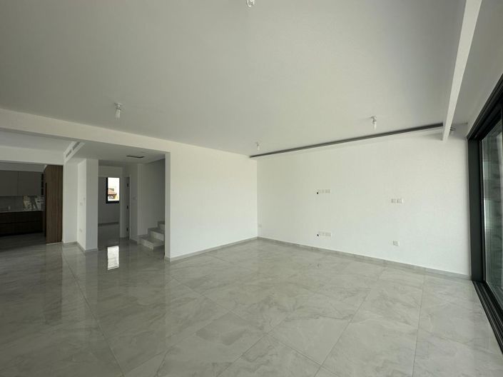 Image No.3-4 Bed Villa for sale