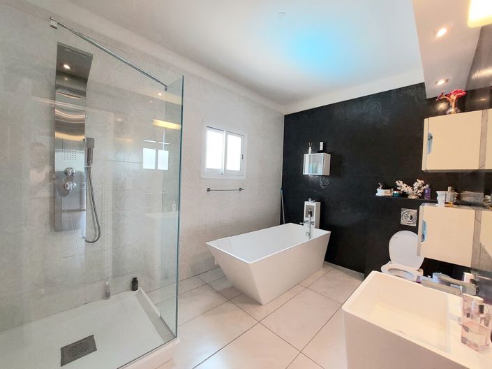 Image No.2-3 Bed Villa for sale