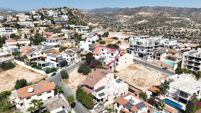 Image No.1-8 Bed Apartment for sale