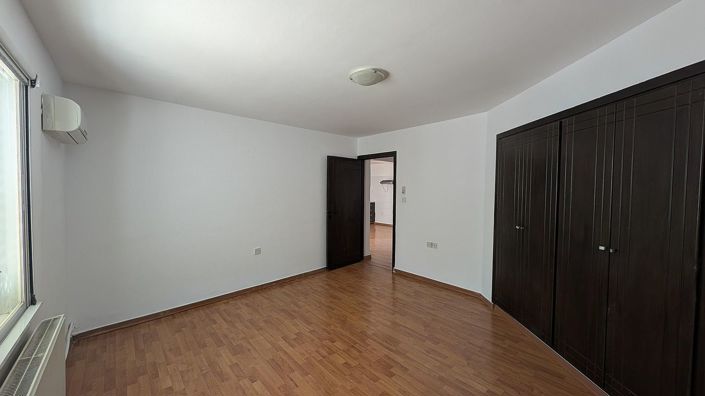 Image No.10-8 Bed Apartment for sale